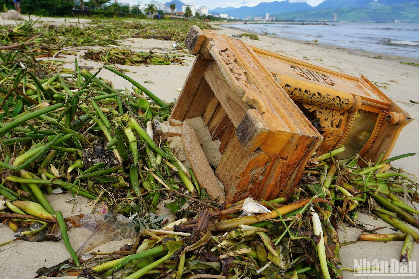 Rác tập trung tại các bãi biển Nguyễn Tất Thành, Võ Nguyên Giáp. (Ảnh: ANH ĐÀO)