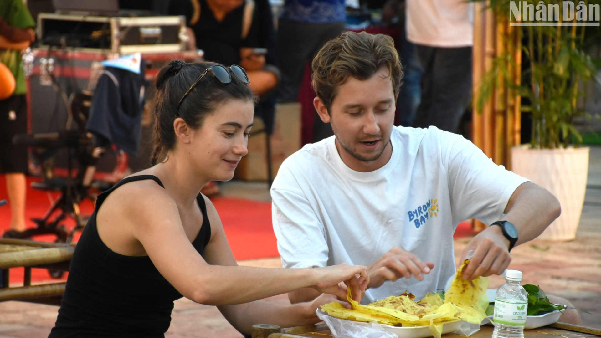 Du khách thích thú khi thức thưởng thức món bánh xèo tại Lễ hội Đà Nẵng Food Tour 2025. (Ảnh: ANH ĐÀO)