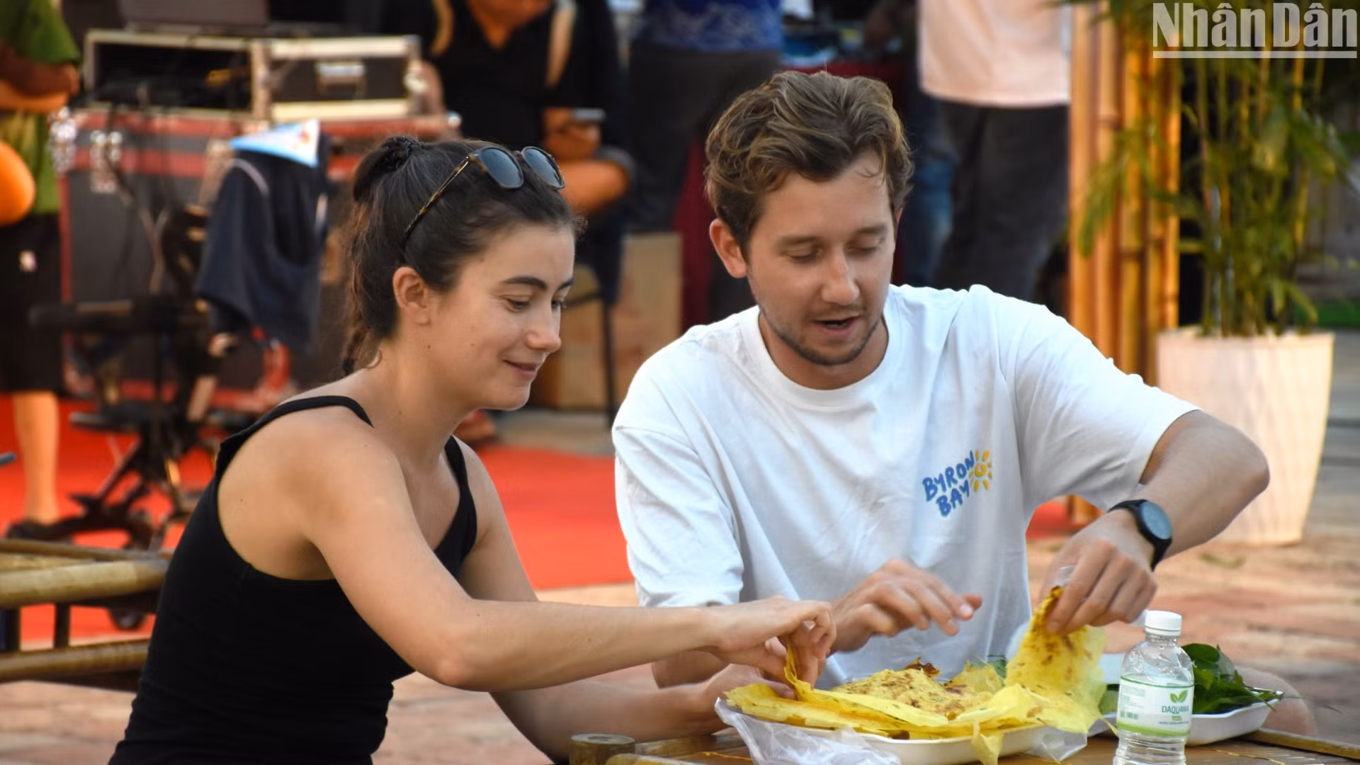 Du khách thích thú khi thức thưởng thức món bánh xèo tại Lễ hội Đà Nẵng Food Tour 2025. (Ảnh: ANH ĐÀO)