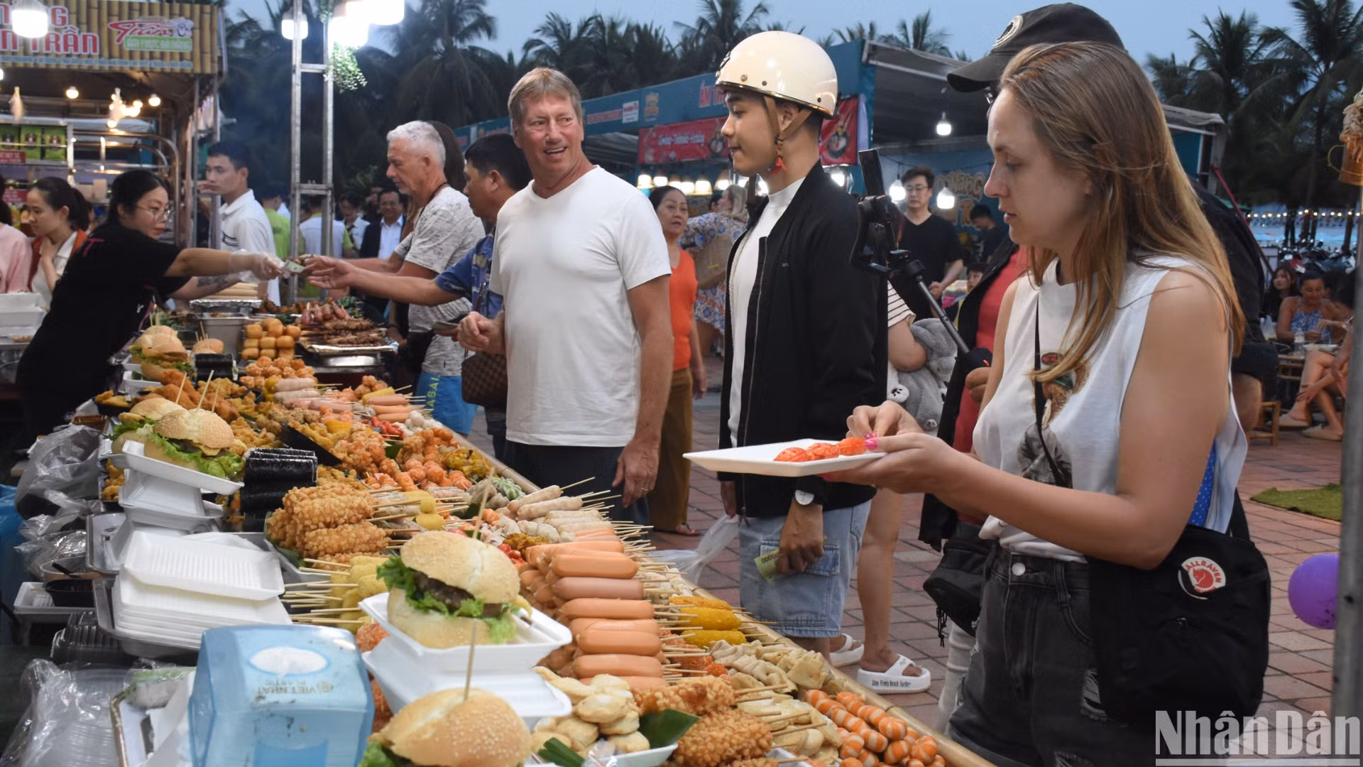 Lễ hội Đà Nẵng Food Tour 2025 với nhiều không gian ẩm thực phục vụ người dân, du khách. (Ảnh: ANH ĐÀO)