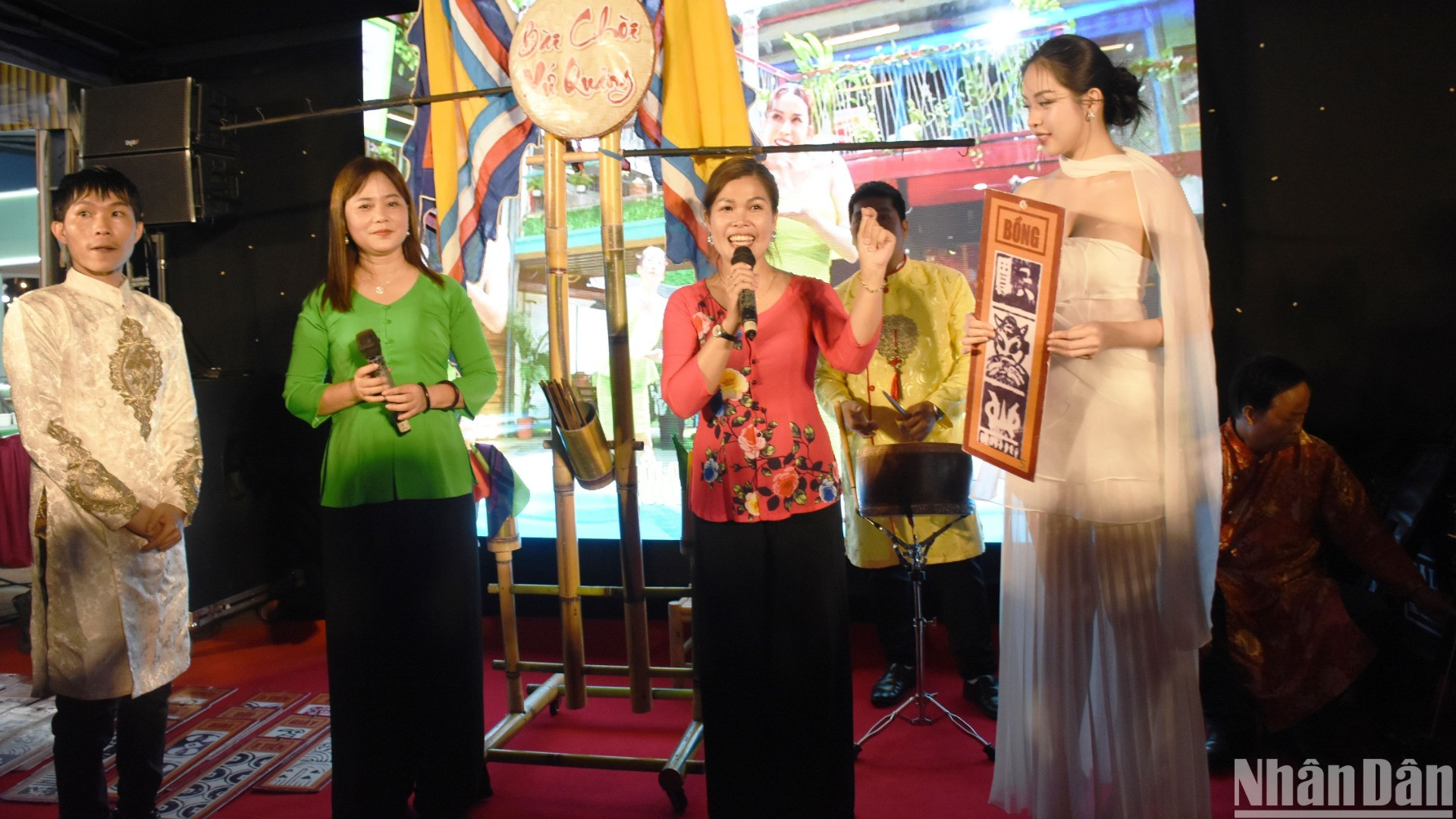 Hoa hậu Quốc tế - Miss International 2024 Huỳnh Thị Thanh Thủy tham gia hát bài chòi cùng các nghệ nhân bài chòi Đà Nẵng. (Ảnh: ANH ĐÀO)