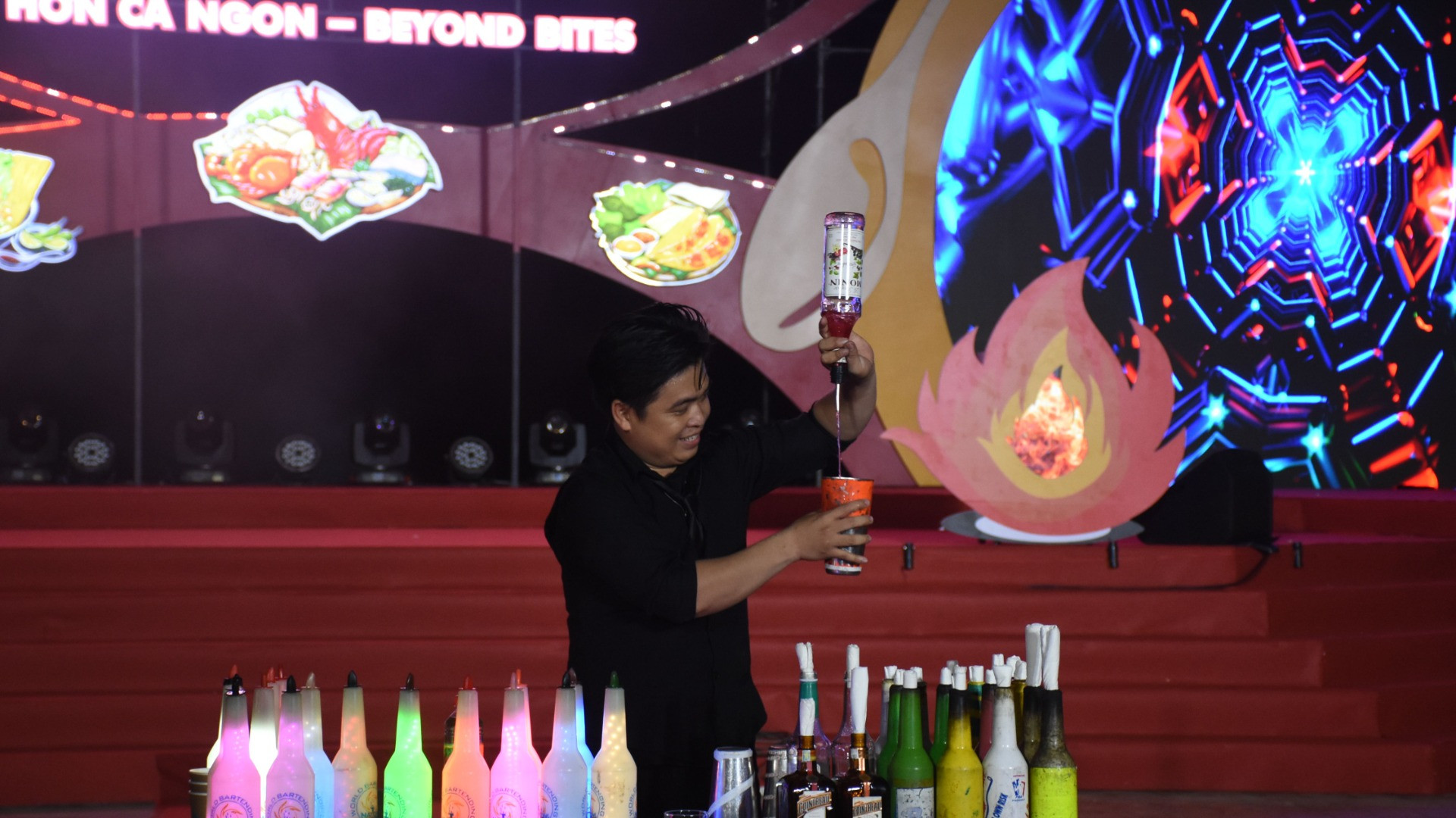 Cùng người dân, du khách trải nghiệm các đồ ăn, thức uống tại không gian của Lễ hội Đà Nẵng Food Tour 2025. (Ảnh: ANH ĐÀO)