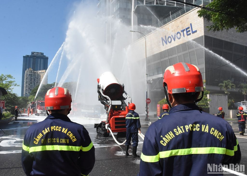 Đây là lần đầu tiên Đà Nẵng huy động tổng lực lượng, phương tiện với sự tham gia của nhiều đơn vị, doanh nghiệp để thực tập chữa cháy, cứu hộ cứu nạn, nhằm tăng cường công tác phòng cháy, chữa cháy mùa cao điểm, đặc biệt đối với các tòa nhà cao tầng. (Ảnh: ANH ĐÀO)