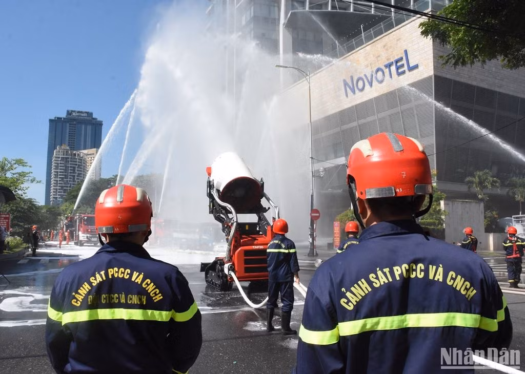 Đây là lần đầu tiên Đà Nẵng huy động tổng lực lượng, phương tiện với sự tham gia của nhiều đơn vị, doanh nghiệp để thực tập chữa cháy, cứu hộ cứu nạn, nhằm tăng cường công tác phòng cháy, chữa cháy mùa cao điểm, đặc biệt đối với các tòa nhà cao tầng. (Ảnh: ANH ĐÀO)