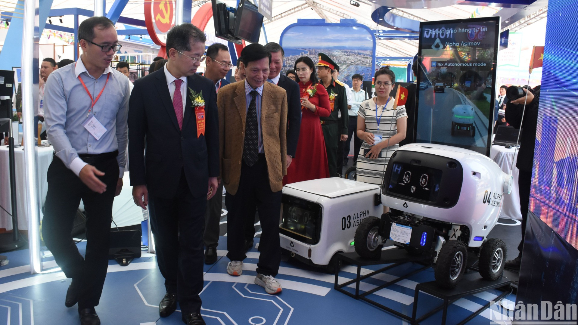 Các đại biểu tham quan không gian trưng bày các thành tựu về khoa học, công nghệ của thành phố Đà Nẵng. (Ảnh: ANH ĐÀO)