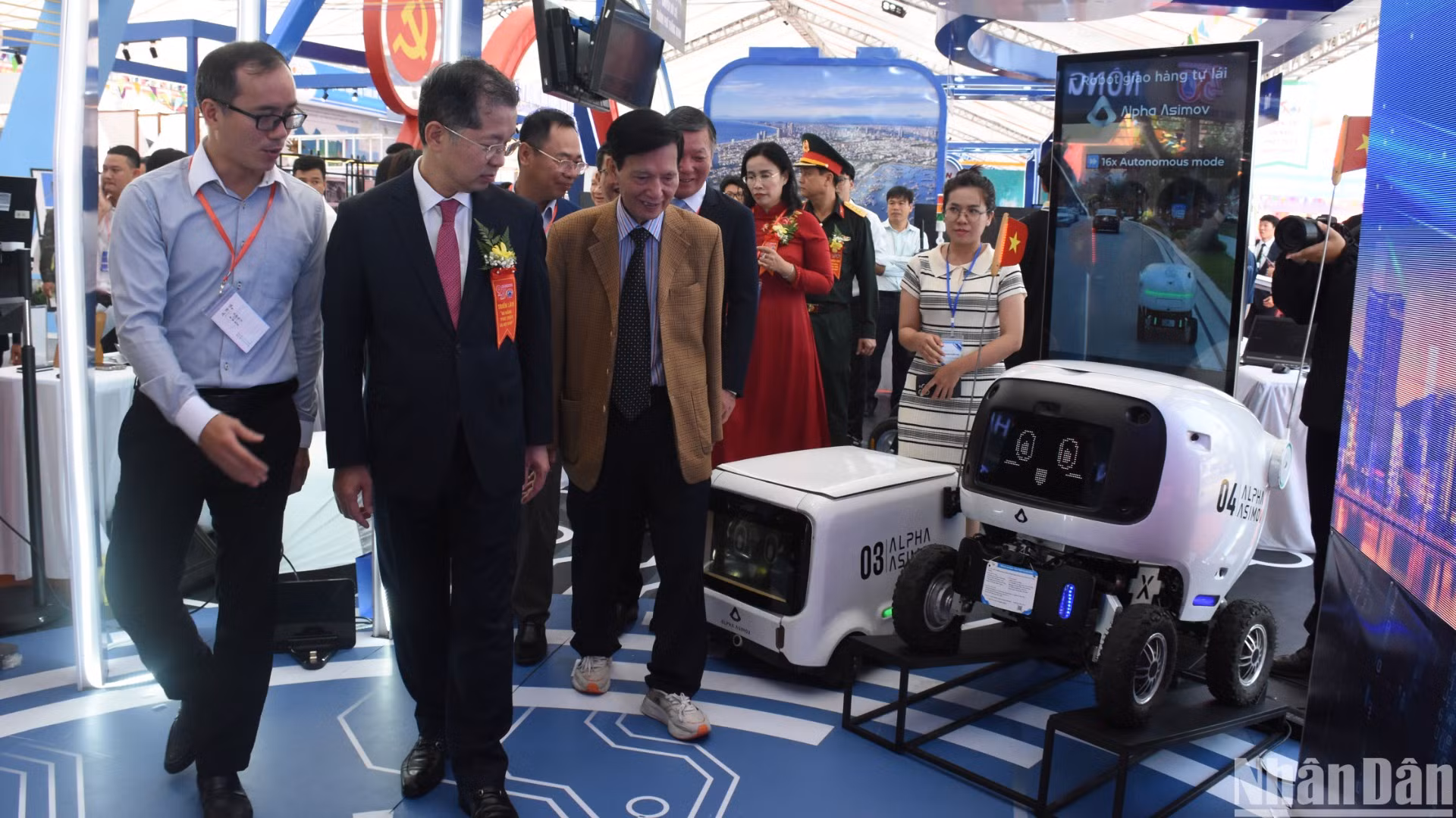 Các đại biểu tham quan không gian trưng bày các thành tựu về khoa học, công nghệ của thành phố Đà Nẵng. (Ảnh: ANH ĐÀO)