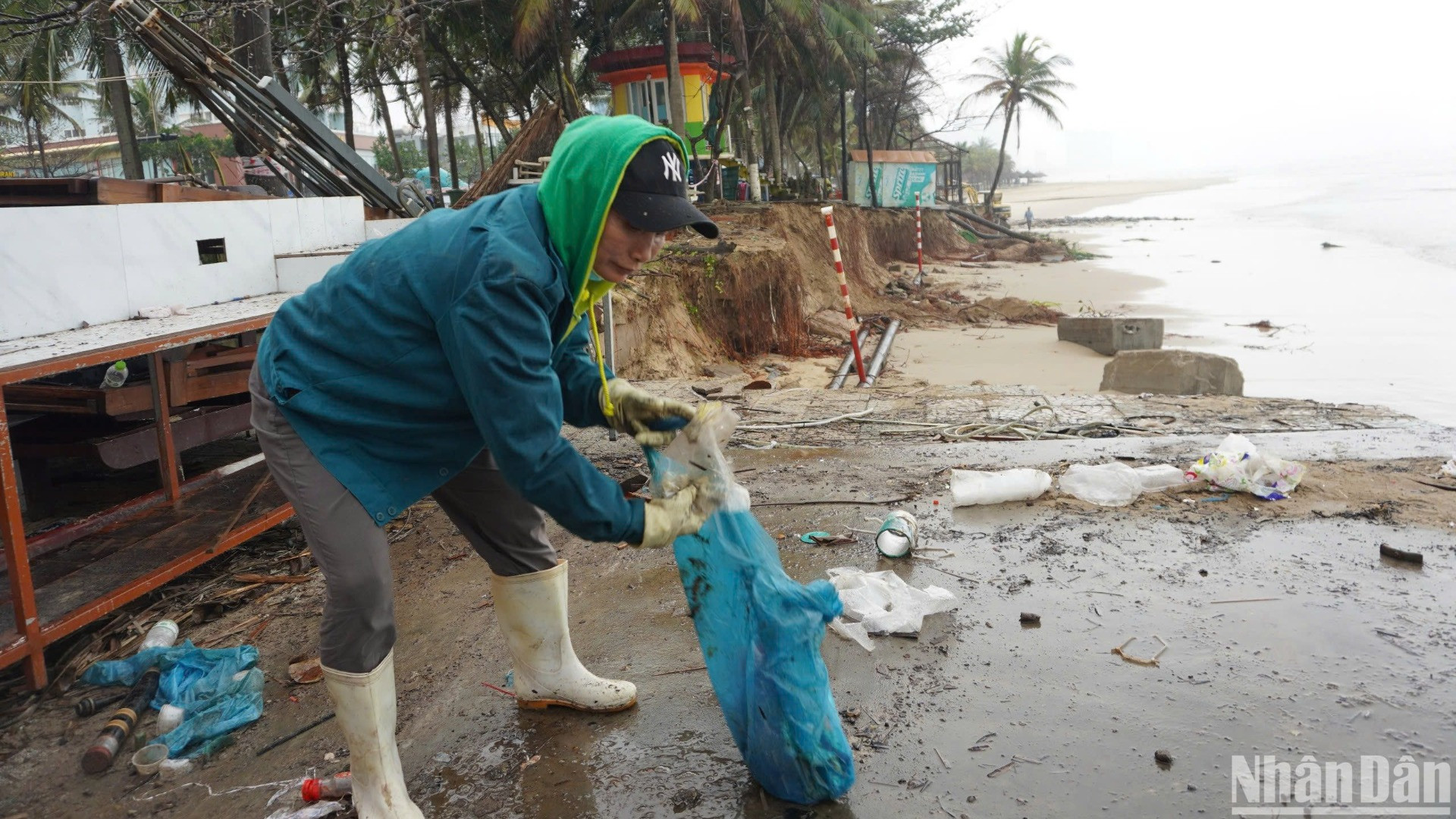 Hiện trạng sóng biển xâm thực bãi biển Mỹ Khê, sáng ngày 31/12. (Ảnh: ANH ĐÀO)