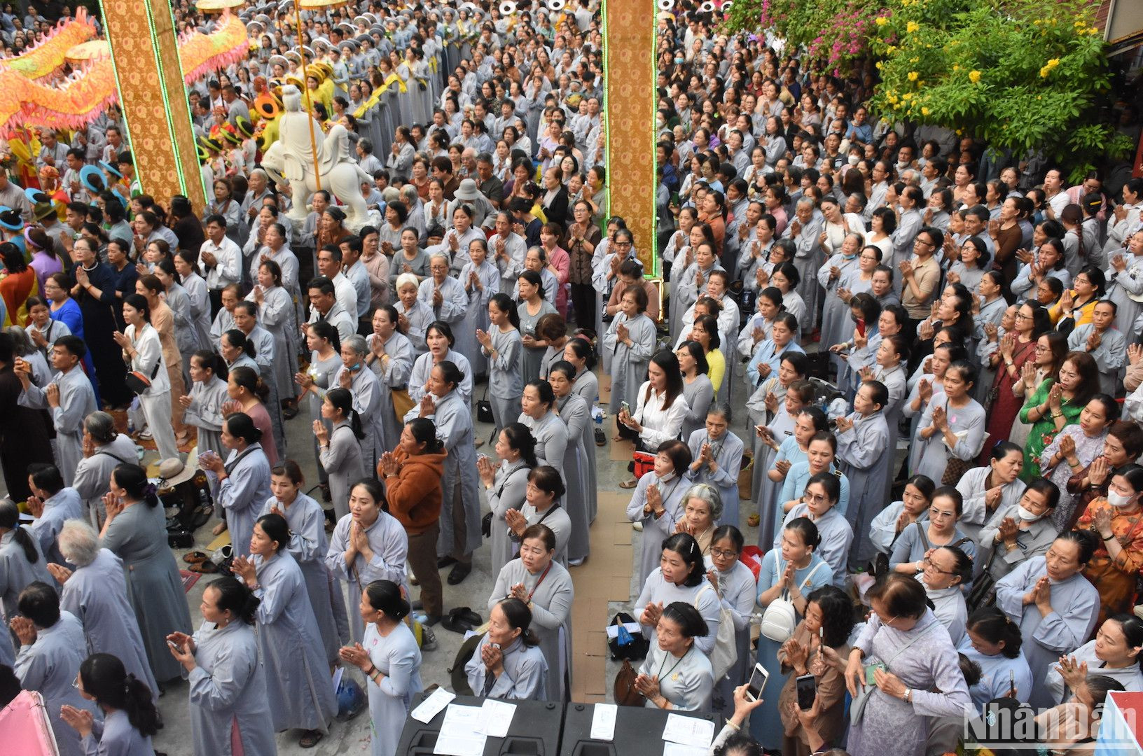 Hàng ngàn phật tử tham dự Lễ vái Quán Thế âm Bồ Tát sáng ngày 28/3. (Ảnh: ANH ĐÀO)