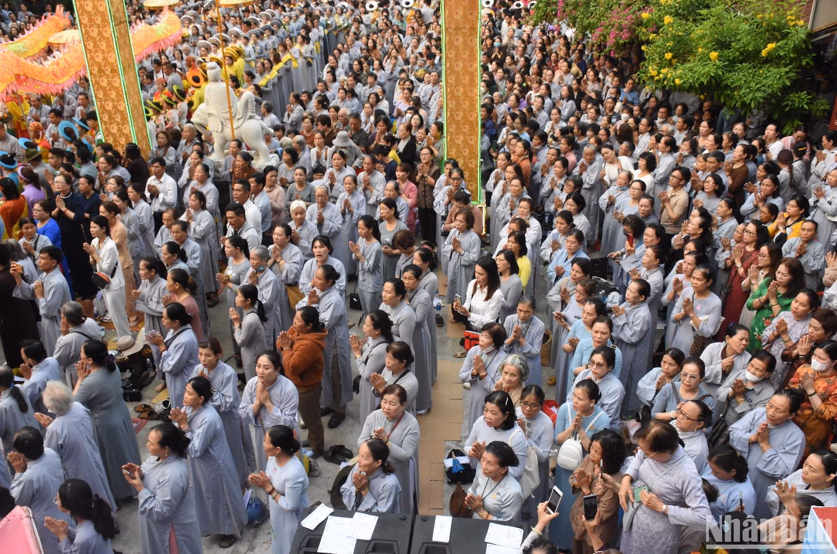 Hàng ngàn phật tử tham dự Lễ vái Quán Thế âm Bồ Tát sáng ngày 28/3. (Ảnh: ANH ĐÀO)