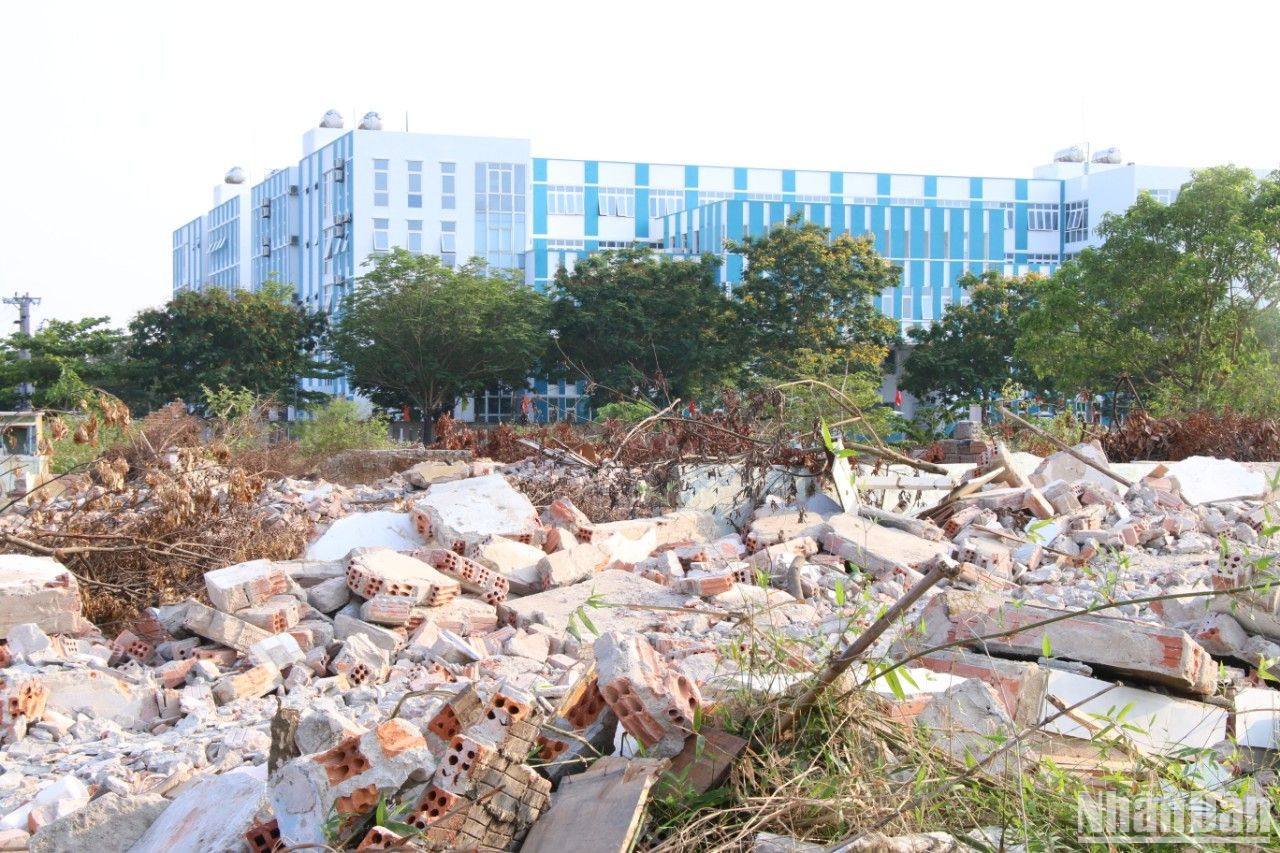 Đây là Dự án "treo" gần 30 năm đến hiện tại, phần diện tích quy hoạch thuộc địa phận Đà Nẵng đã triển khai di dời, giải tỏa gần xong. Dự án kéo dài đã gây nhiều khó khăn cho chính quyền địa phương trong quản lý hành chính, xử lý xây dựng các công trình nhà ở không phép. (Ảnh: ANH ĐÀO)