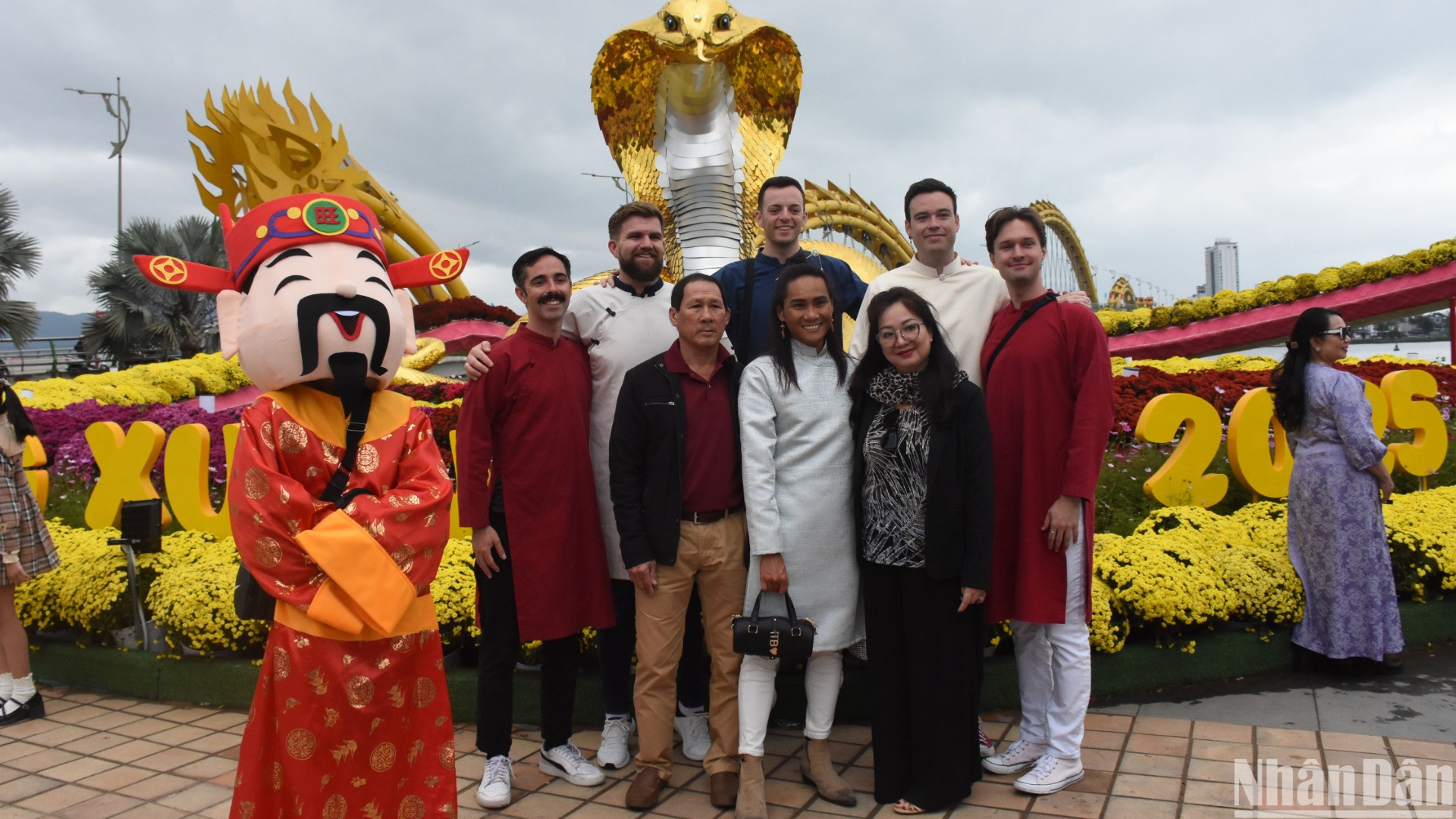 Nhiều du khách nước ngoài diện trang phục áo dài khi đến Đà Nẵng du lịch đúng vào dịp Tết Nguyên đán Ất Tỵ 2025. (Ảnh: ANH ĐÀO)