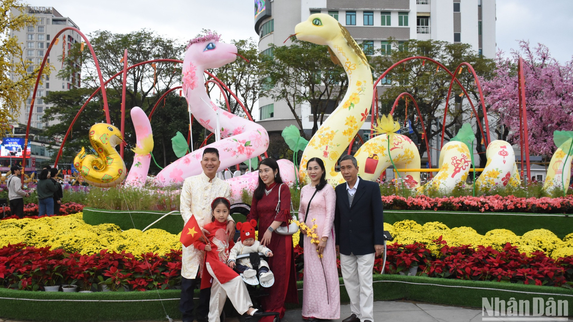 Khu vực đặt linh vật Rắn được nhiều người dân chọn chụp ảnh lưu niệm trên đường hoa Xuân Đà Nẵng Tết Ất Tỵ 2025. (Ảnh: ANH ĐÀO)