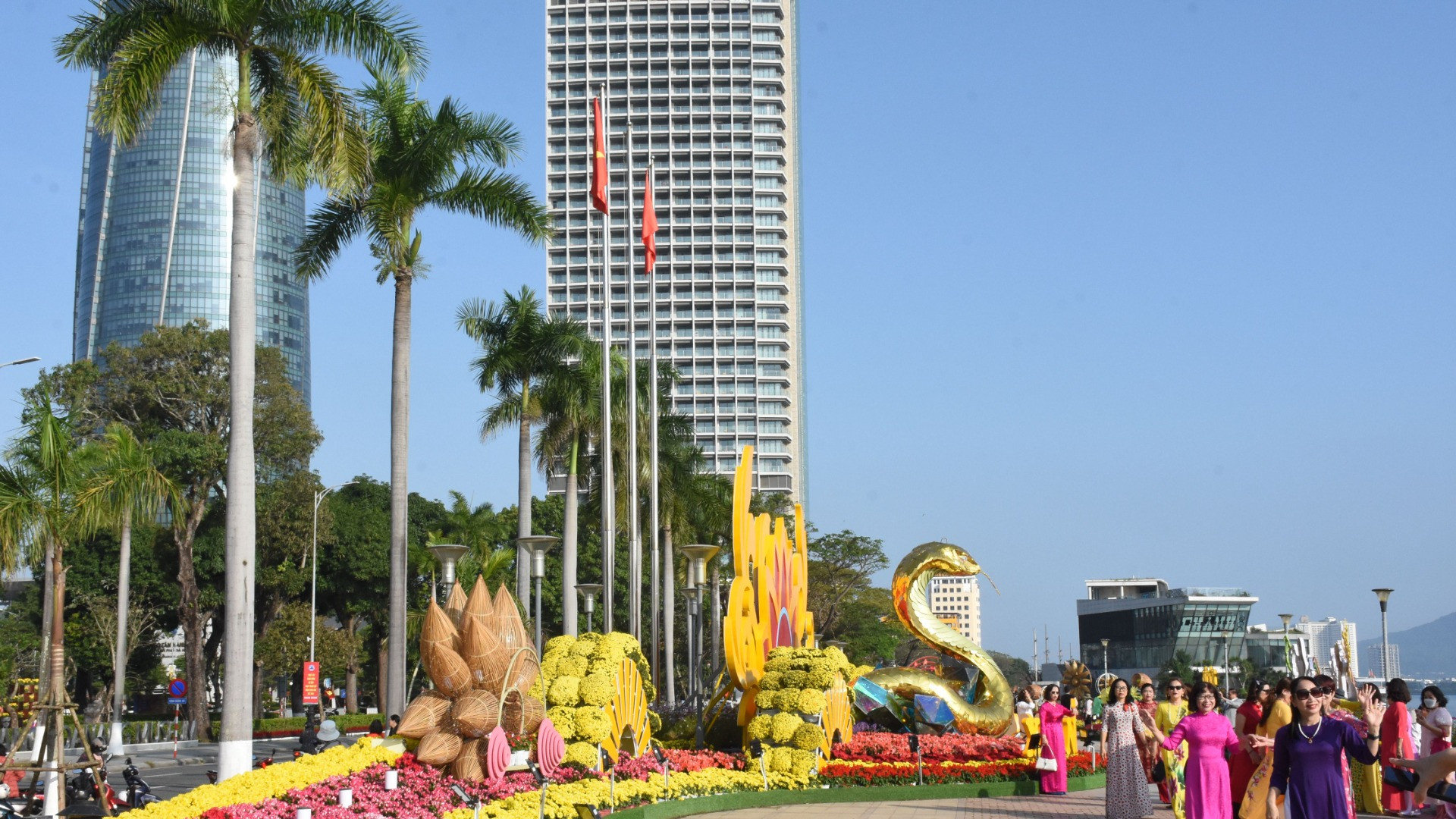 Thời tiết tại Thành phố Đà Nẵng sáng Mùng 2 Tết nắng lạnh, thích hợp cho người dân du xuân. (Ảnh: ANH ĐÀO)