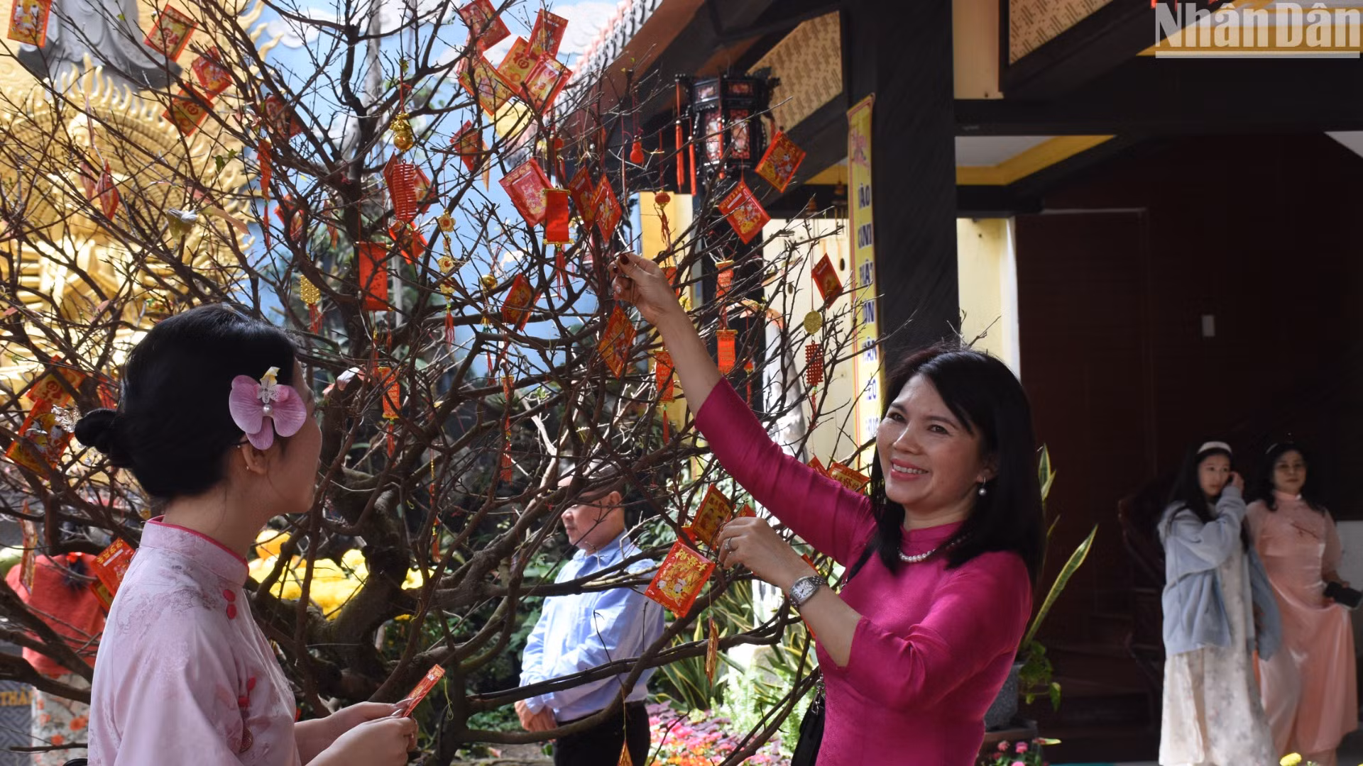 Và chọn cho mình những chút lộc đầu năm như một lời cầu chúc bình an, may mắn cho năm mới. (Ảnh: ANH ĐÀO)