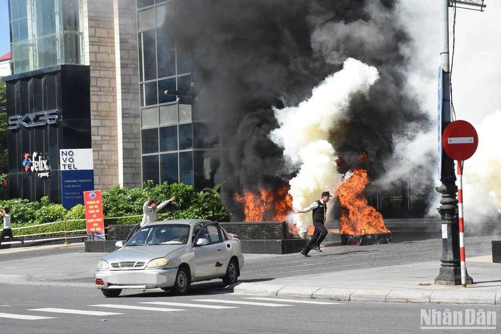 Ngay khi phát hiện đám cháy các nhân viên khách sạn đã chạy hô hoán cháy và báo ngay lực lượng 114. (Ảnh: ANH ĐÀO)