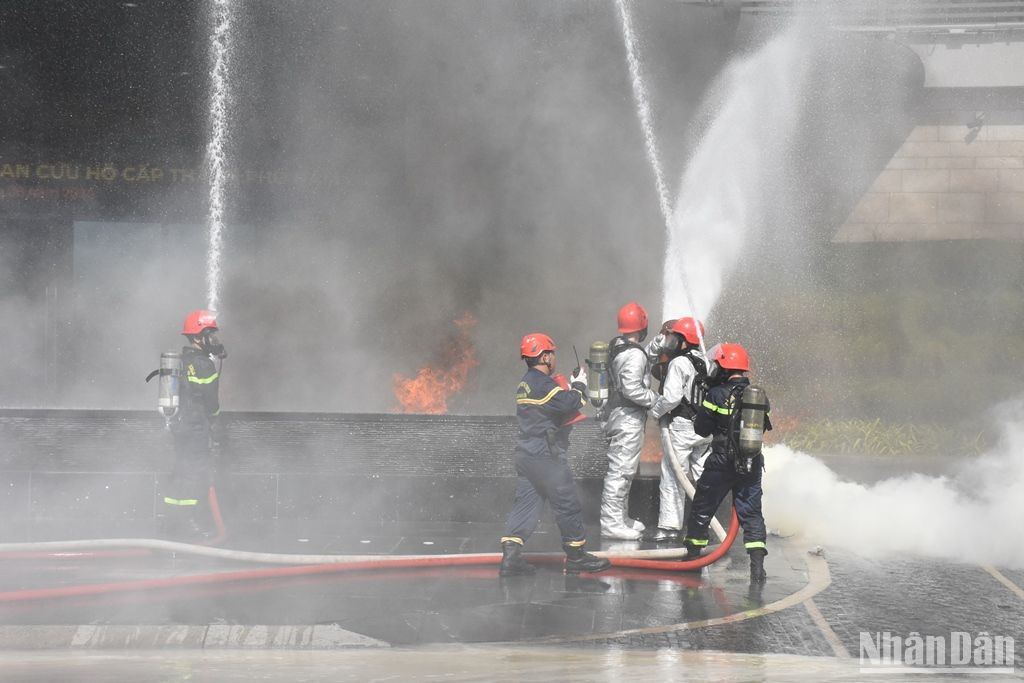 Đây là đợt thực tập chữa cháy, cứu nạn cứu hộ tại tòa nhà cao tầng với quy mô huy động nhiều lực lượng, phương tiện nhất của thành phố Đà Nẵng. (Ảnh: ANH ĐÀO)