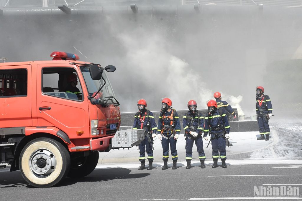 Lực lượng phòng cháy chữa cháy, cứu nạn cứu hộ Công an thành phố Đà Nẵng cùng hàng chục phương tiện, hàng trăm cán bộ chiến sĩ tiếp cận hiện trường vụ cháy. (Ảnh: ANH ĐÀO)