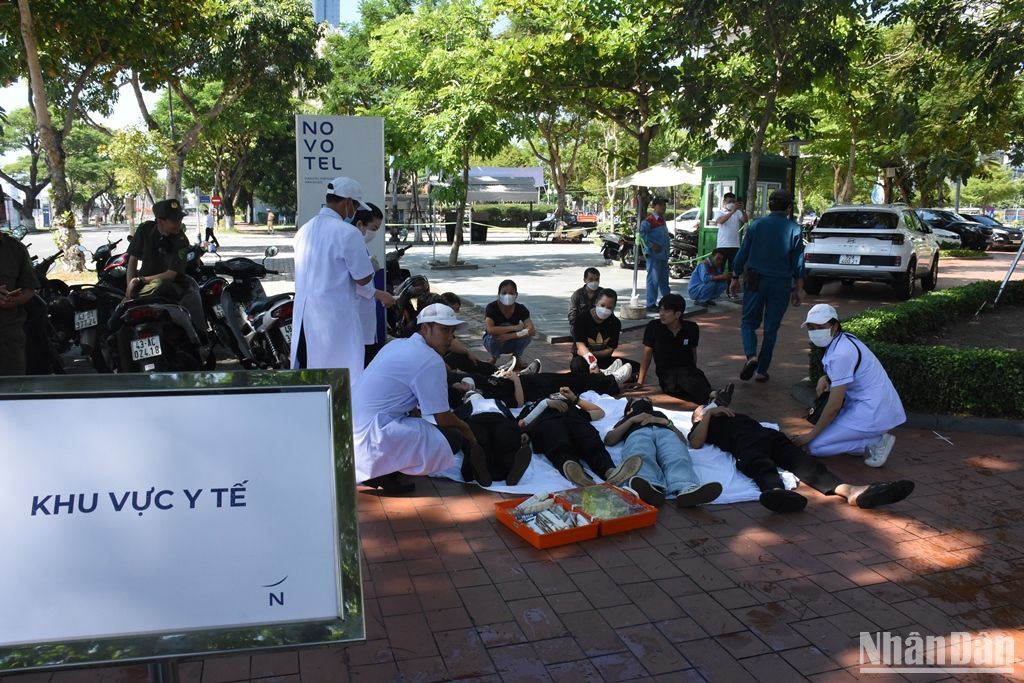 Khu vực y tế liên tục tiếp nhận, sơ cứu và chuyển các nạn nhân bị ngạt khói nặng, bị thương trong vụ cháy trên bệnh viện tiếp tục điều trị. (Ảnh: ANH ĐÀO)