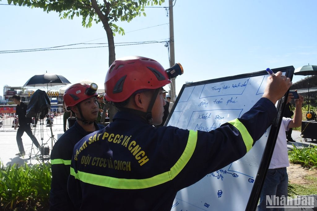 Sở chỉ huy tại hiện trường với sơ đồ xử lý vụ cháy cùng các phương án được triển khai nhanh chóng. (Ảnh: ANH ĐÀO)