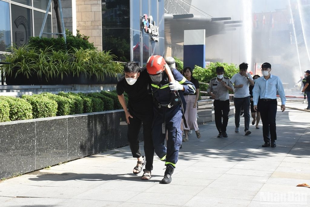 Các nạn nhân bị kẹt tại khu vực nhà hàng được lực lượng cứu hộ tiếp cận đưa ra ngoài. (Ảnh: ANH ĐÀO)