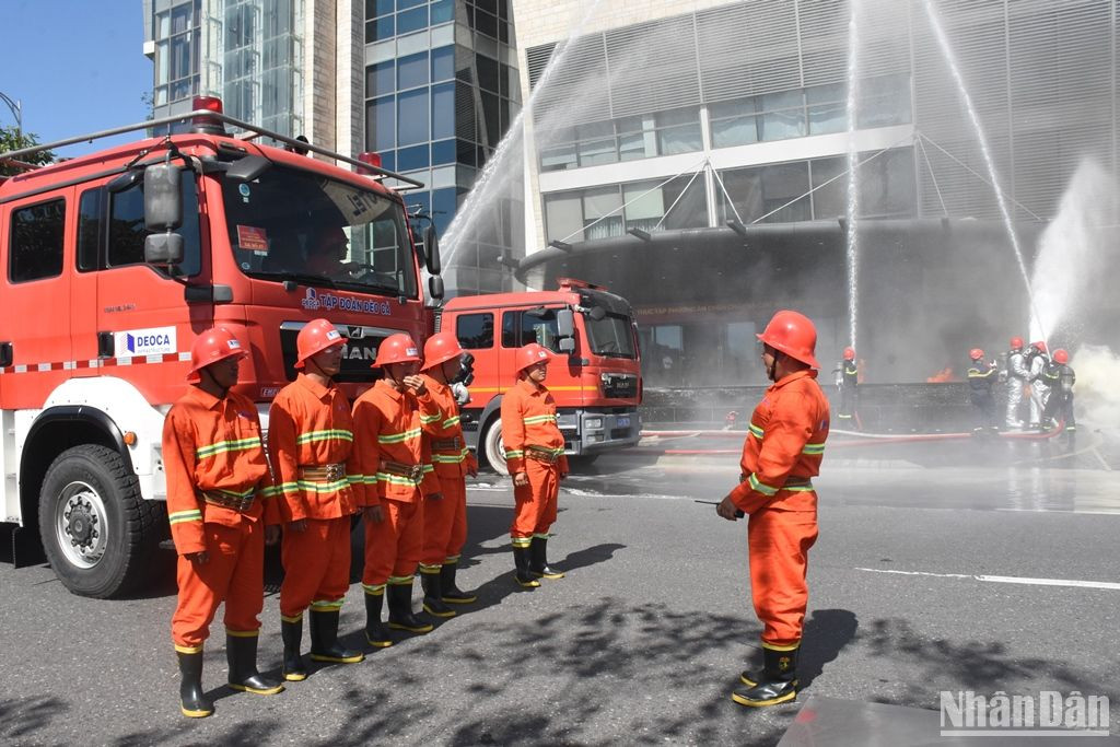 Công ty cổ phần Đèo Cả cùng phương tiện và lực lượng tham gia buổi thực tập. (Ảnh: ANH ĐÀO)