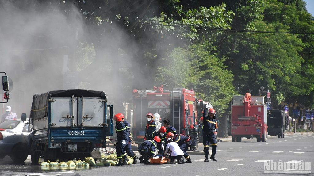 Trong khi đó tài xế xe tải đang được sơ cứu, đồng thời lực lượng chức năng nhanh chóng xử lý rò rỉ cồn 90 độ từ xe tải. (Ảnh: ANH ĐÀO)