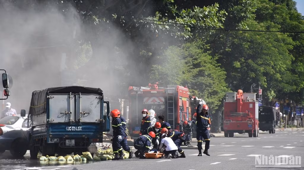 Trong khi đó tài xế xe tải đang được sơ cứu, đồng thời lực lượng chức năng nhanh chóng xử lý rò rỉ cồn 90 độ từ xe tải. (Ảnh: ANH ĐÀO)