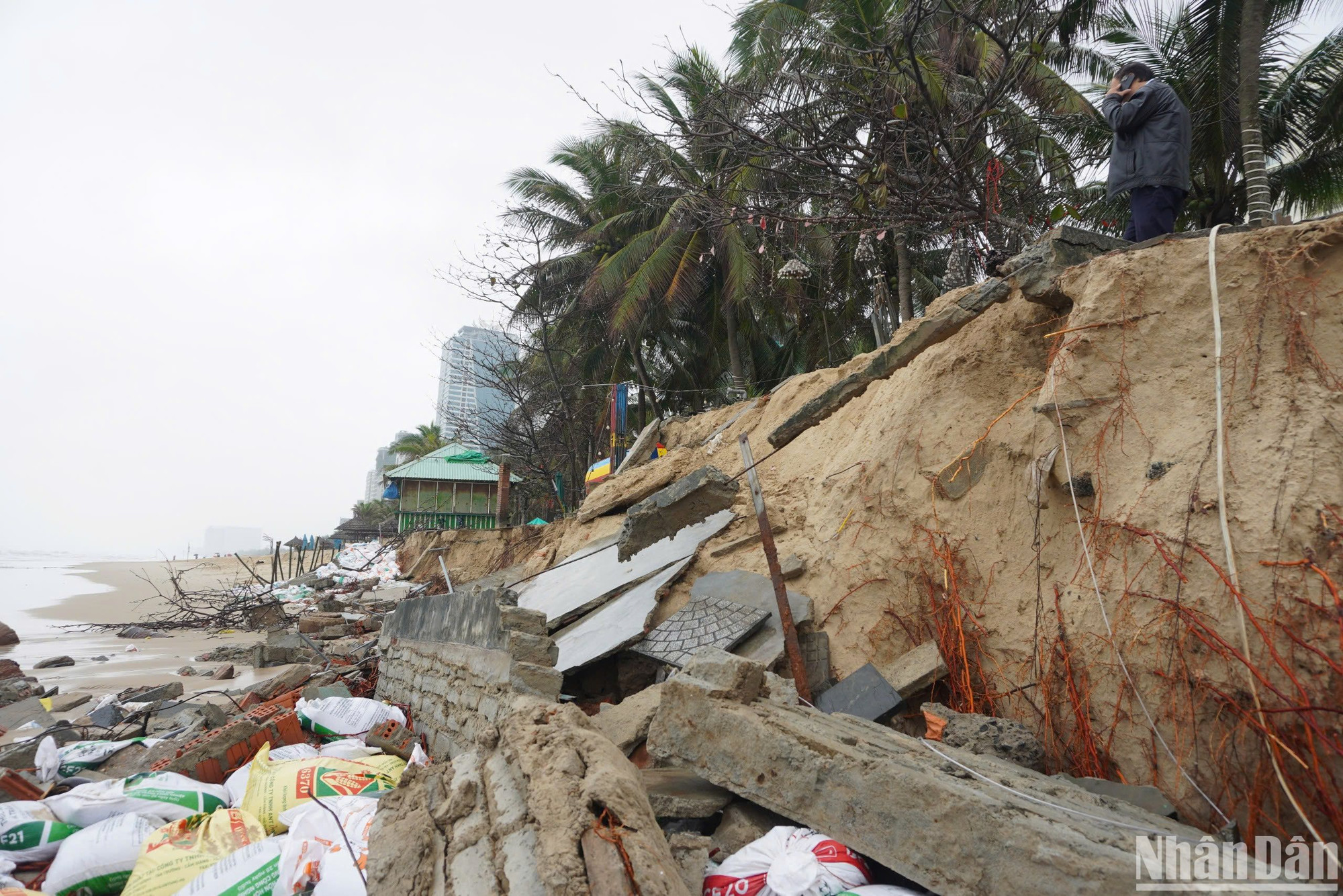 Theo cơ quan chức năng, có 3 hộ kinh doanh khu vực này bị ảnh hưởng nghiêm trọng, phải di dời tài sản. (Ảnh: ANH ĐÀO)