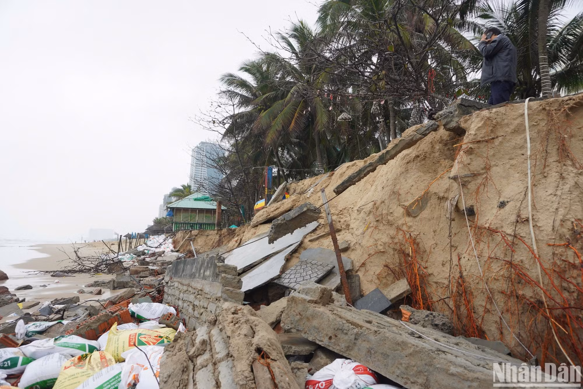 Theo cơ quan chức năng, có 3 hộ kinh doanh khu vực này bị ảnh hưởng nghiêm trọng, phải di dời tài sản. (Ảnh: ANH ĐÀO) Theo cơ quan chức năng, có 3 hộ kinh doanh khu vực này bị ảnh hưởng nghiêm trọng, phải di dời tài sản. (Ảnh: ANH ĐÀO)