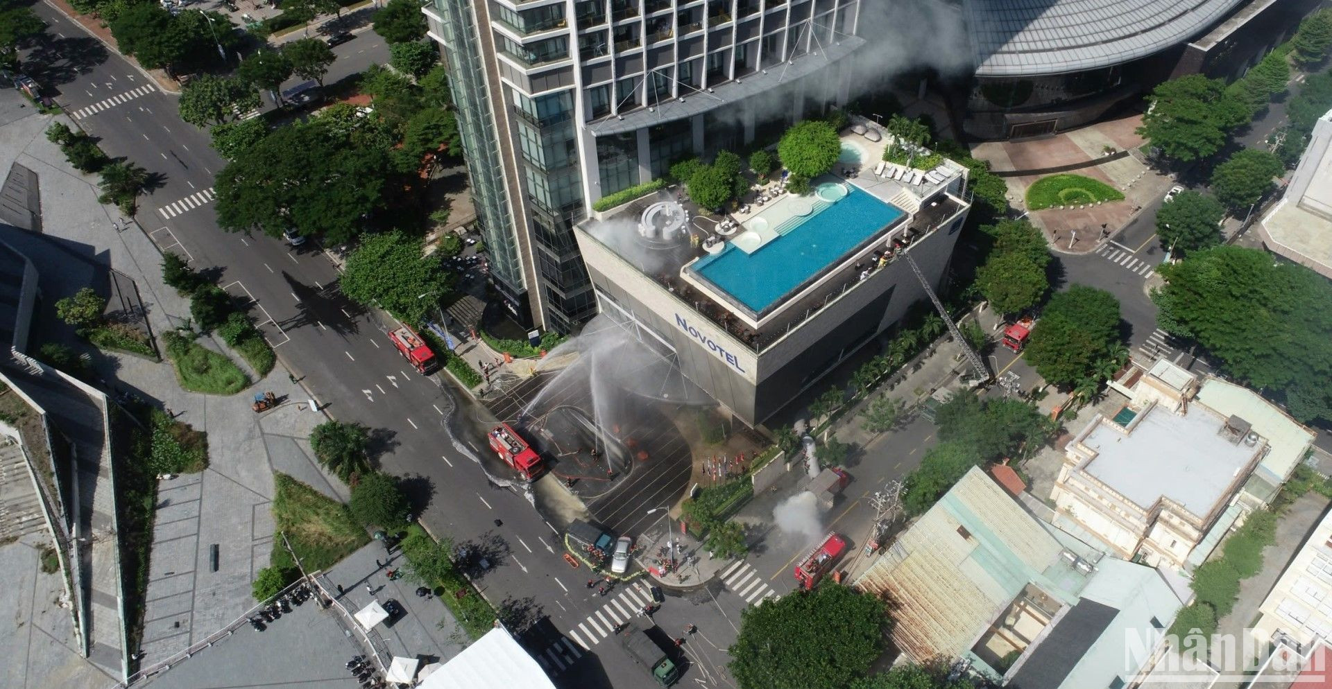 Xe thang 52m tiếp cận các nạn nhân tại khu vực bể bơi của tòa nhà nơi xảy ra vụ cháy. (Ảnh: ANH ĐÀO)