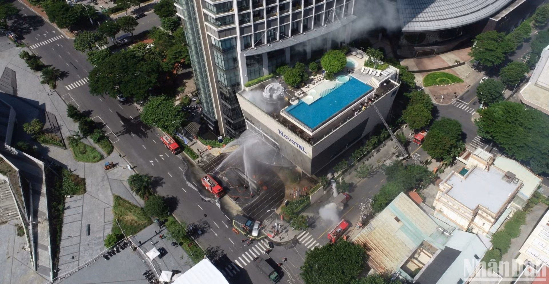 Xe thang 52m tiếp cận các nạn nhân tại khu vực bể bơi của tòa nhà nơi xảy ra vụ cháy. (Ảnh: ANH ĐÀO)