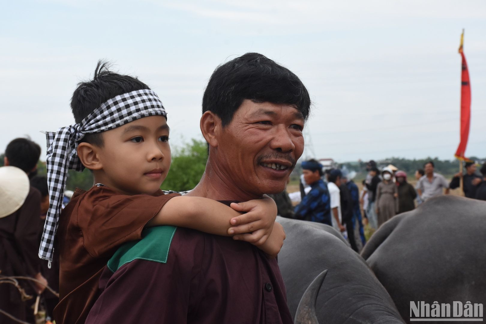 Trẻ em và người già làng Phong Lệ hóa thân thành những mục đồng trong ngày lễ hội. (Ảnh: ANH ĐÀO) Trẻ em và người già làng Phong Lệ hóa thân thành những mục đồng trong ngày lễ hội. (Ảnh: ANH ĐÀO)