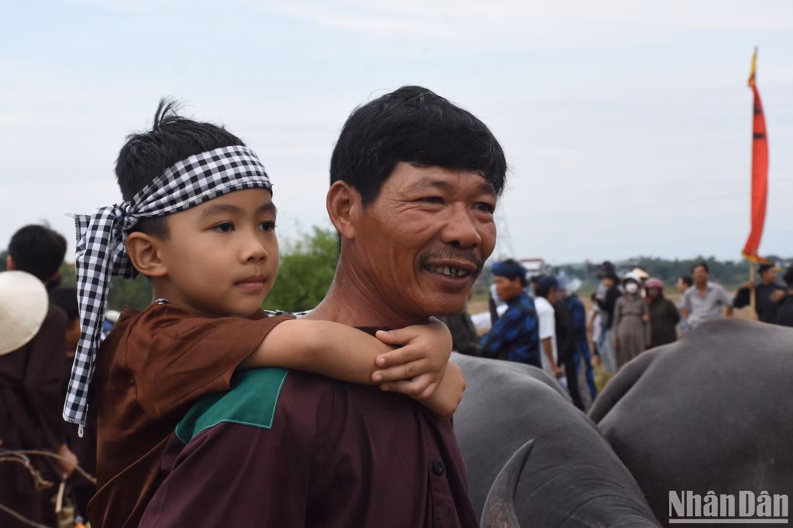 Trẻ em và người già làng Phong Lệ hóa thân thành những mục đồng trong ngày lễ hội. (Ảnh: ANH ĐÀO)