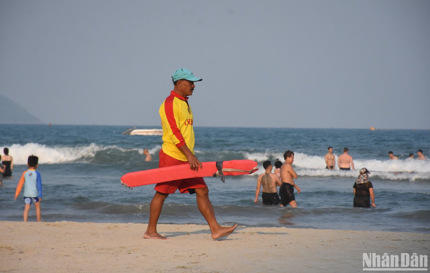 Lực lượng cứu hộ biển Đà Nẵng có mặt trên dọc các bãi biển, bảo đảm an toàn cho du khách. Ảnh: ANH ĐÀO