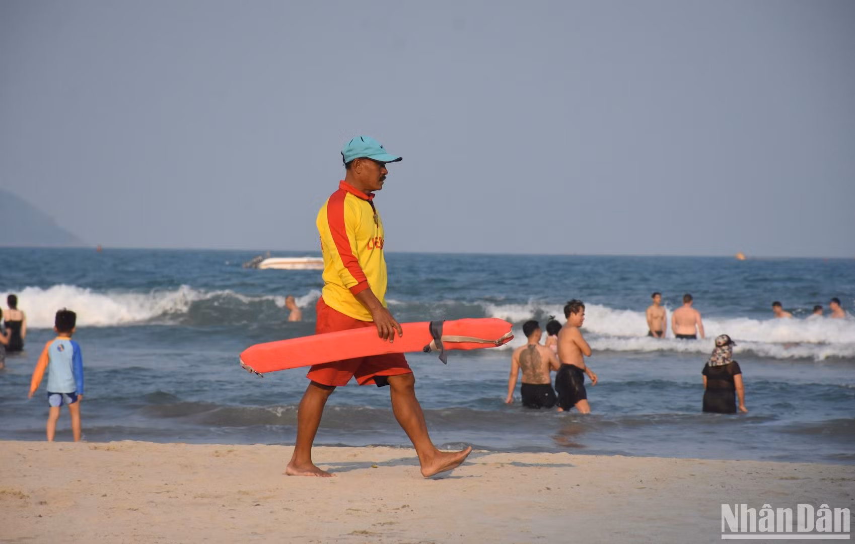 Lực lượng cứu hộ biển Đà Nẵng có mặt trên dọc các bãi biển, bảo đảm an toàn cho du khách. Ảnh: ANH ĐÀO