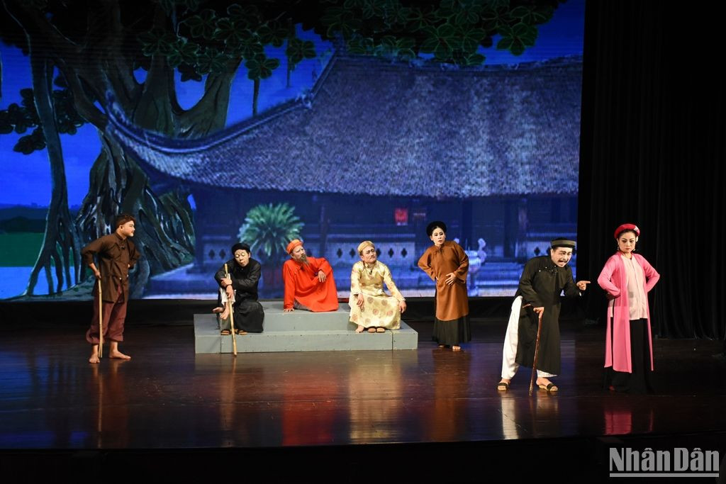 Phân cảnh Thị Mầu khai nhận trước làng và Lý trưởng về việc "không chồng mà chửa". (Ảnh: ANH ĐÀO)