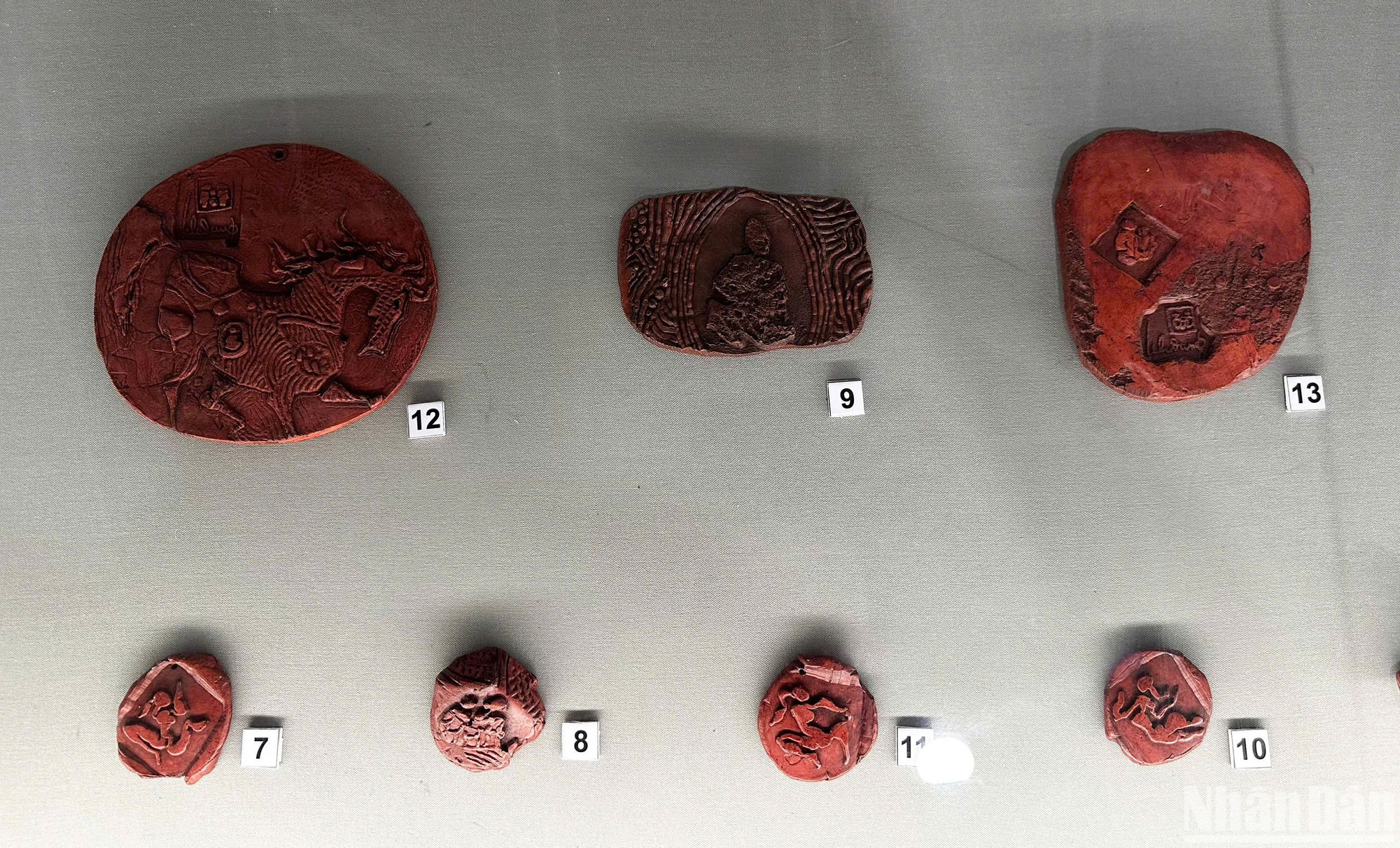 Khuôn tạo hình độc bản của họa sĩ Lê Bá Đảng. (Ảnh: ANH ĐÀO)