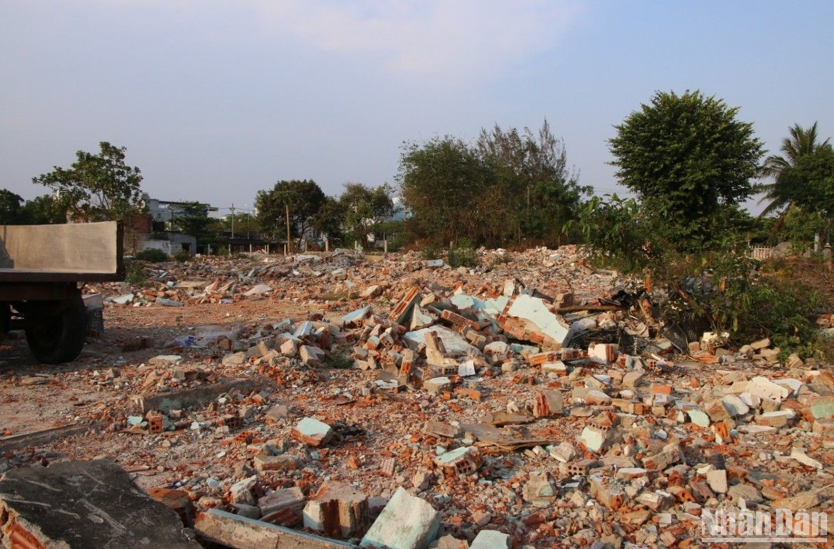 Xe vận chuyển xà bần ra khỏi khu vực Dự án. (Ảnh: ANH ĐÀO)