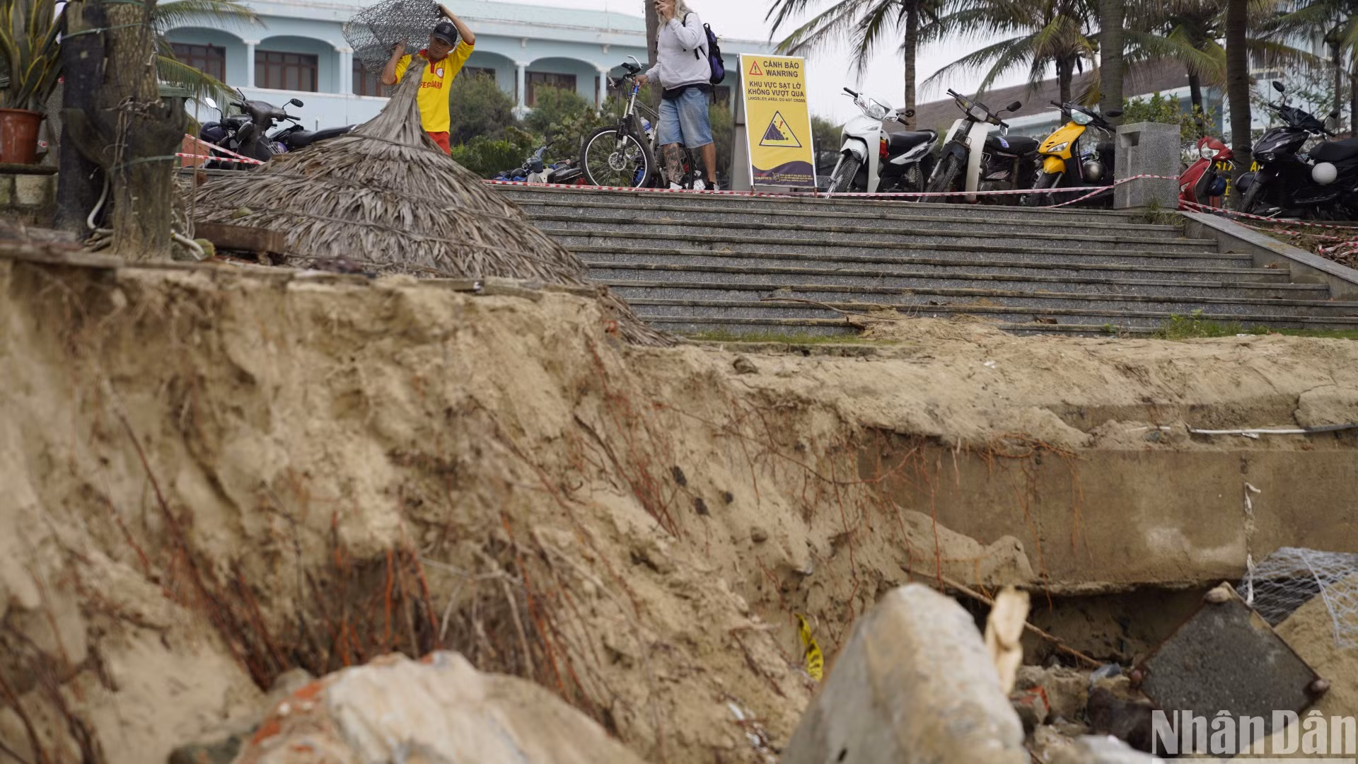 Các biển cảnh báo đã được lực lượng chức năng đặt tại các vị trí sạt lở, khuyến cáo người dân du khách không lưu thông qua đây. (Ảnh: ANH ĐÀO)