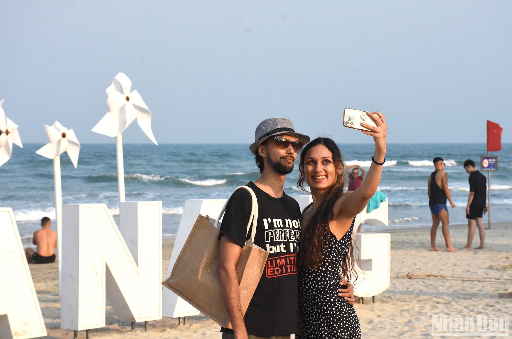 Du khách không quên ghi lại kỷ niệm nơi đã ghé thăm - biển Mỹ Khê Đà Nẵng. Ảnh: ANH ĐÀO