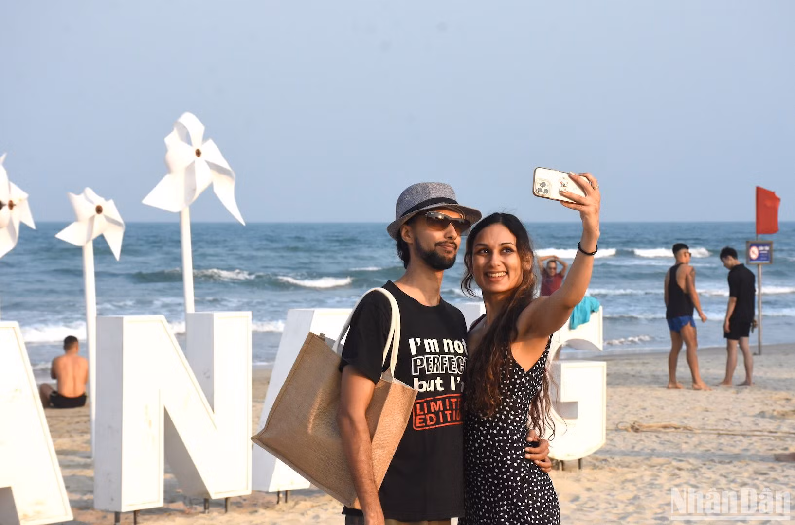 Du khách không quên ghi lại kỷ niệm nơi đã ghé thăm - biển Mỹ Khê Đà Nẵng. Ảnh: ANH ĐÀO