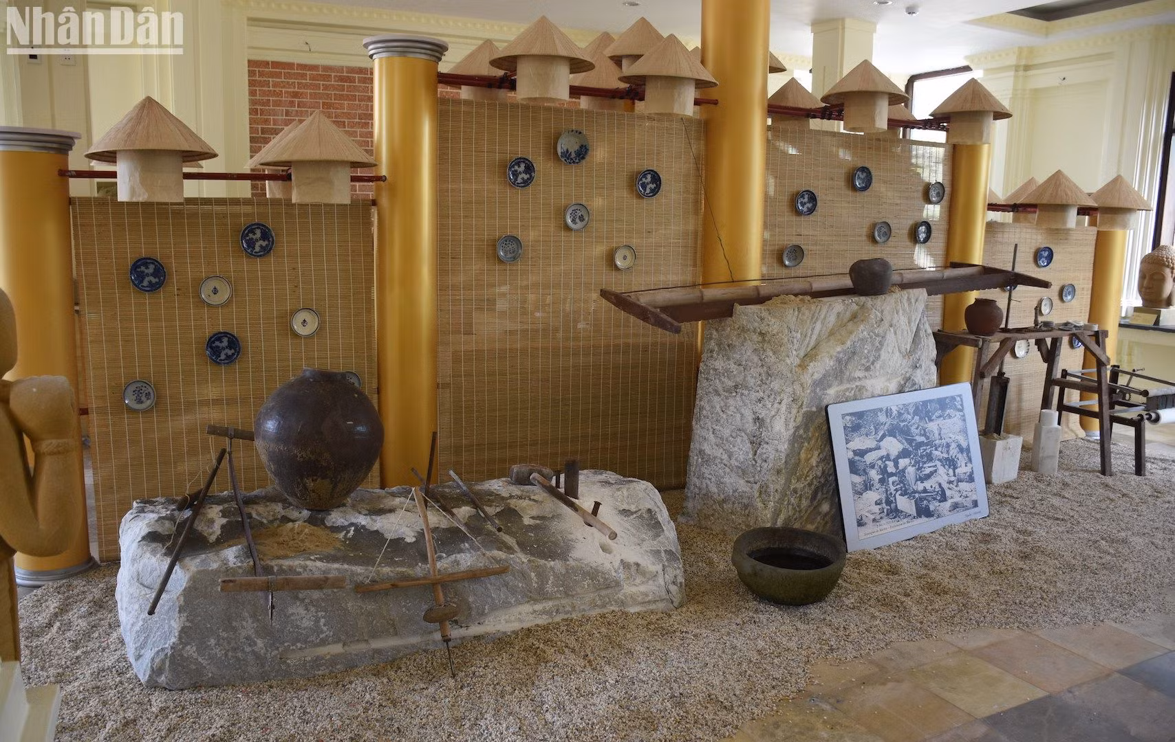 Trưng bày các phương thức chế tác cũ với các phương pháp điêu khắc thủ công.