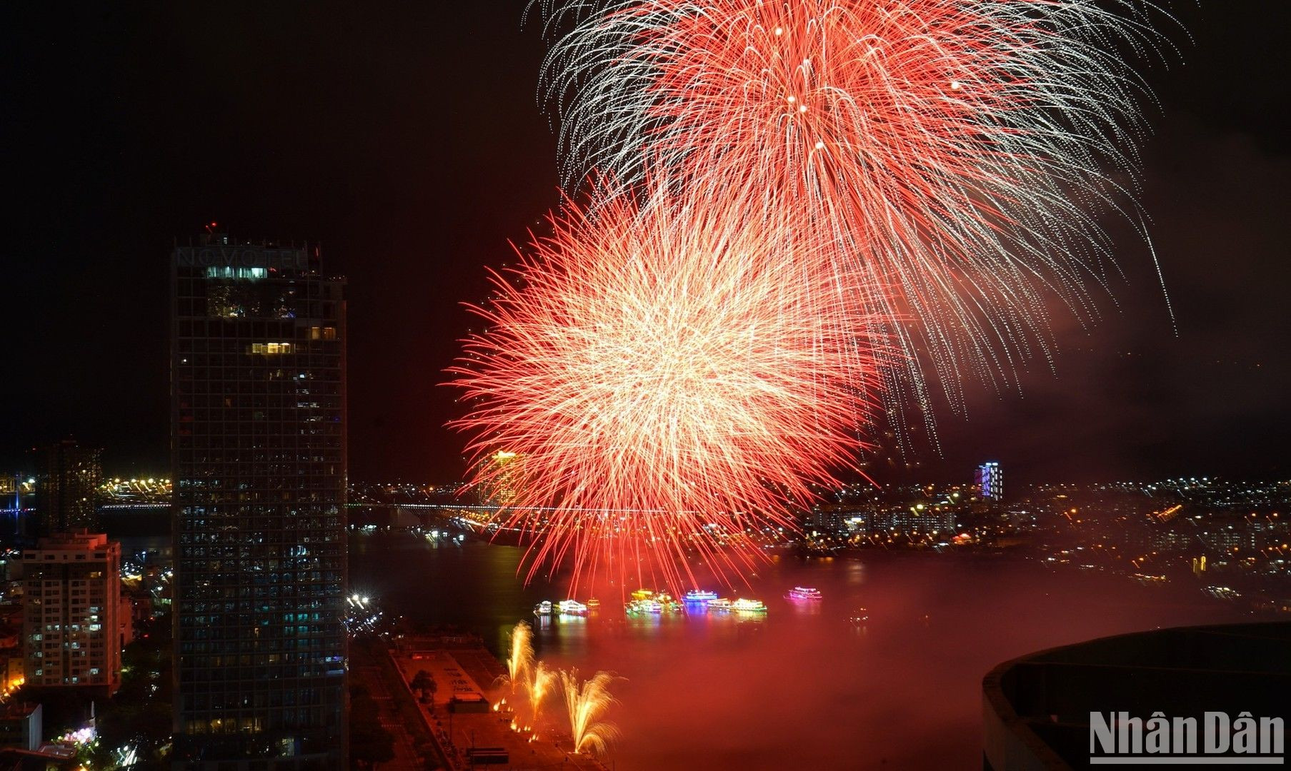 Đội Đức mở “hòm rương báu” để lấy ra 4000 đầu pháo hoa được sản xuất ở khắp các châu lục và các hiệu ứng pháo hoa đẳng cấp nhất thế giới: Chùm pháo liễu rũ vàng duyên dáng, những tia lửa trôi xuống như sao rơi, những vòng xoắn ốc đan xen, vẽ nên màn đêm bằng những màu sắc sống động,...