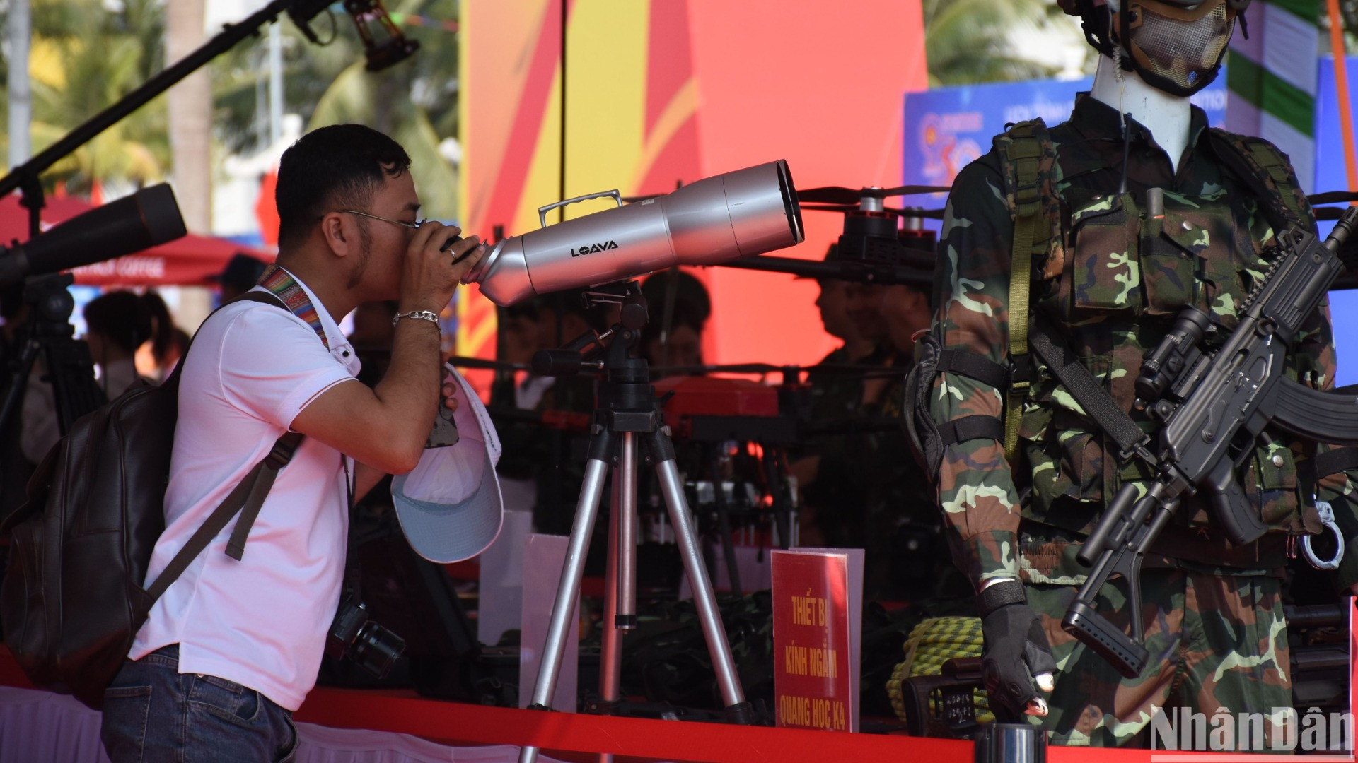 Triển lãm mang lại cho người dân, du khách một cách nhìn tổng thế về sự phát triển của thành phố Đà Nẵng trong 50 năm qua. (Ảnh: ANH ĐÀO)