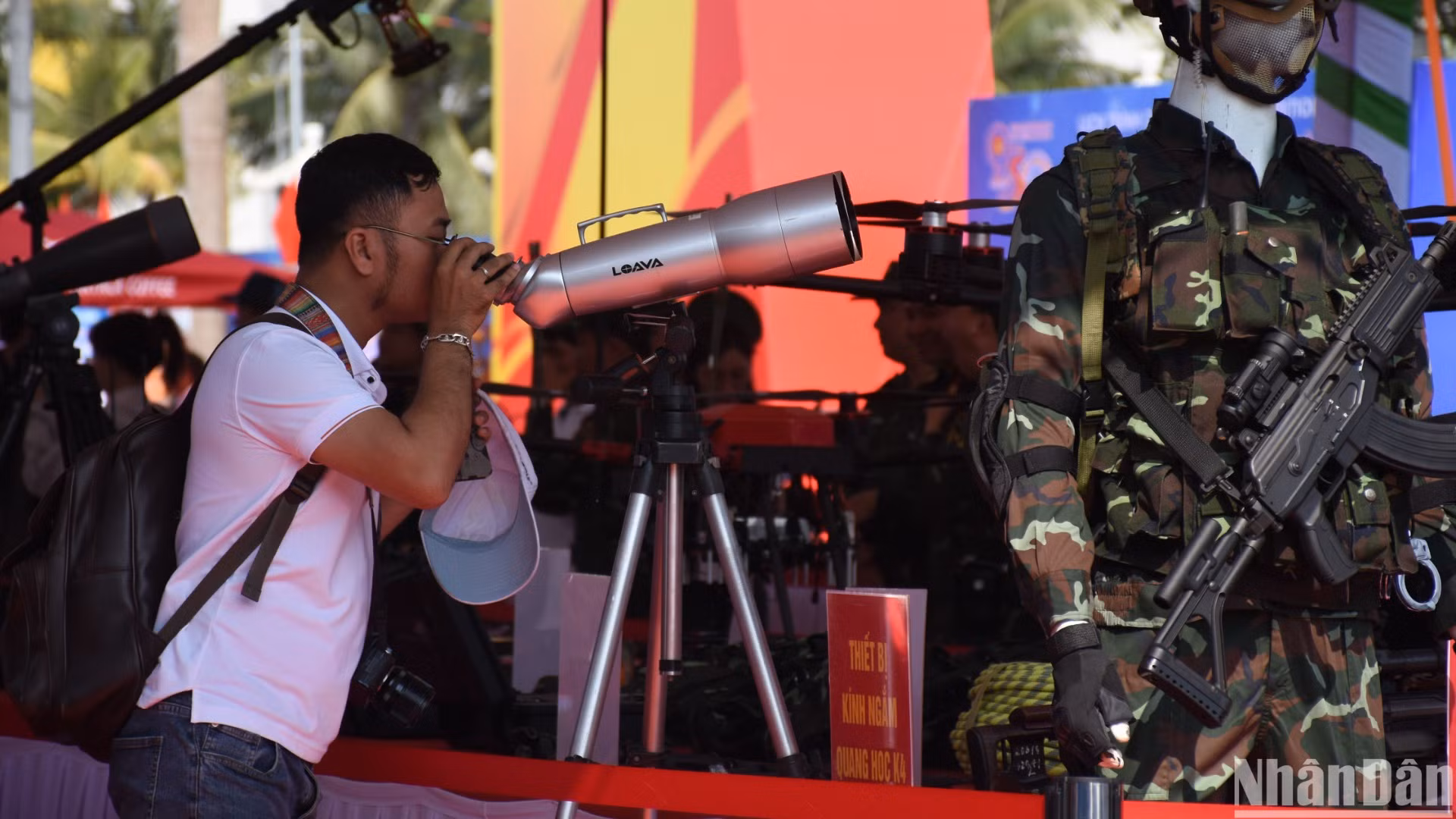 Triển lãm mang lại cho người dân, du khách một cách nhìn tổng thế về sự phát triển của thành phố Đà Nẵng trong 50 năm qua. (Ảnh: ANH ĐÀO)