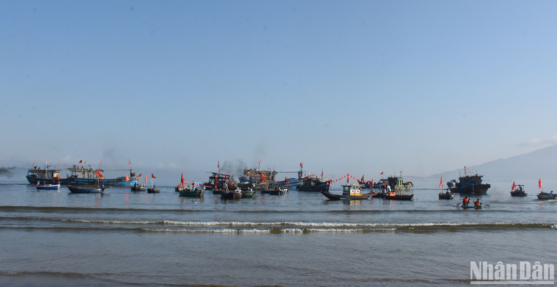 Ngay sau phần chính lễ, quận Thanh Khê phát lệnh ra khơi cho đội tàu đánh bắt xa bờ. (Ảnh: ANH ĐÀO)