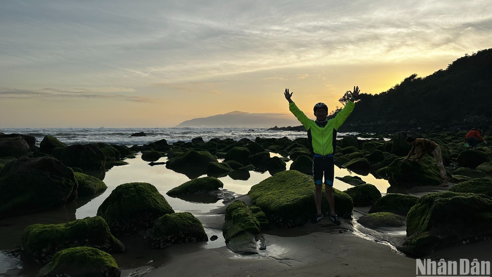 Mùa này, du khách thường tranh thủ ghé qua nơi đây để chụp ảnh lưu niệm và trải nghiệm hát rong biển. (Ảnh: ANH ĐÀO)
