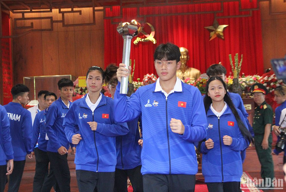 Vận động viên Mai Cao Khải, vận động viên Bơi của Đoàn Thể thao Việt Nam là người thực hiện nghi lễ nhận lửa, rước đuốc về Cung thể thao Tiên Sơn chuẩn bị cho đêm khai mạc tối nay (1/6). (Ảnh ANH ĐÀO)