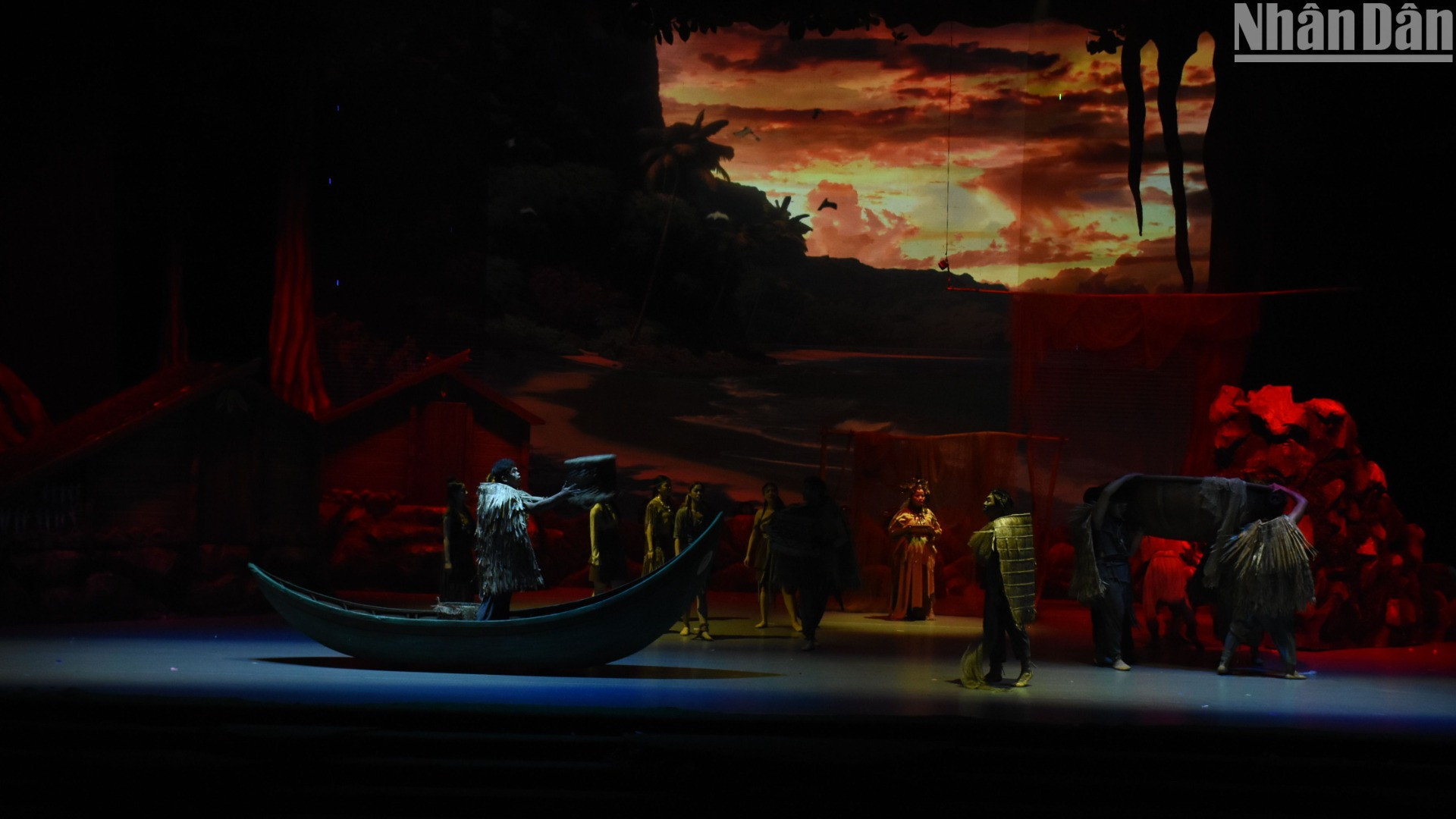 Với 9 màn diễn, khán giả đã được hòa mình vào câu chuyện kể về Đất và người Đà Nẵng (Ảnh: ANH ĐÀO)