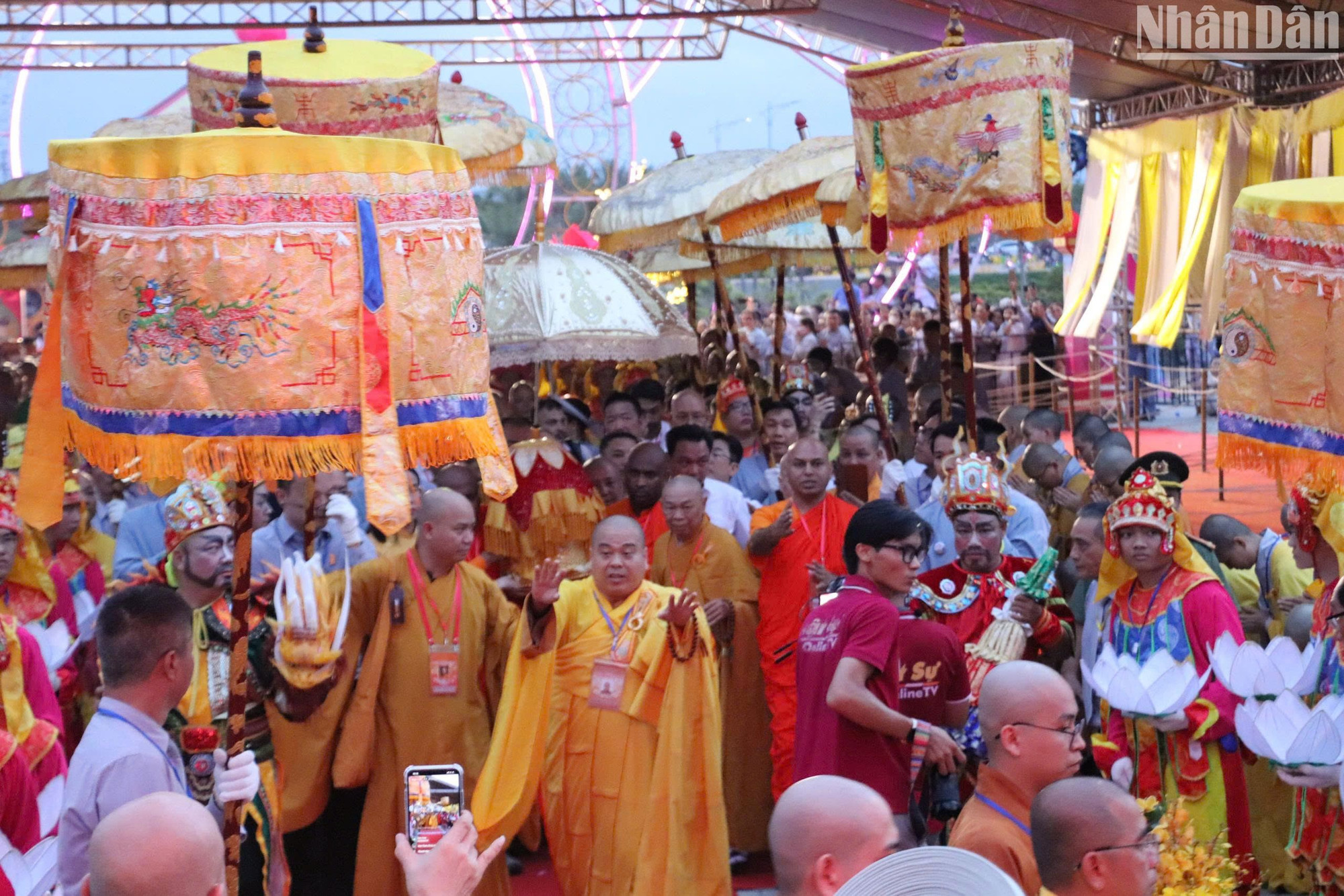 Đại lễ tôn trí, chiêm bái xá lợi Đức Phật Thích Ca Mâu Ni tại chùa Quán Thế Âm được tổ chức trang nghiêm, thành kính theo nghi thức Phật giáo. (Ảnh: ANH ĐÀO)